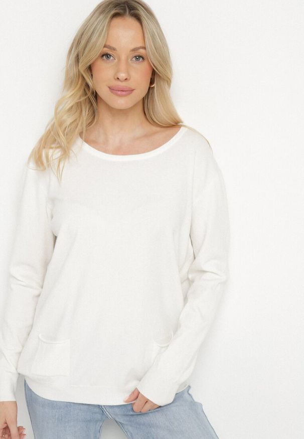 Born2be - Biały Sweter z Kaszmirem i Ozdobnymi Kieszeniami Sanarea. Okazja: na spacer, na co dzień. Kolor: biały. Materiał: kaszmir. Długość rękawa: długi rękaw. Długość: długie. Styl: klasyczny, casual, elegancki