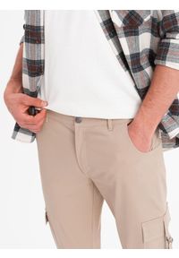 Ombre Clothing - Męskie spodnie cargo STRAIGHT LEG z paskami na kieszeniach – piaskowe V2. Materiał: bawełna, elastan, materiał. Wzór: paski. Styl: klasyczny, elegancki #5