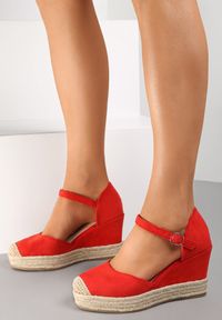 Renee - Czerwone Sandały Ampatea. Nosek buta: okrągły. Zapięcie: pasek. Kolor: czerwony. Wzór: aplikacja. Obcas: na koturnie. Styl: elegancki #1