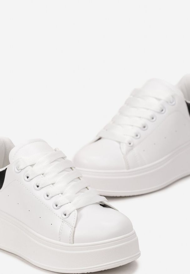 Renee - Biało-Czarne Sneakersy przed Kostkę na Grubej Podeszwie Arionn. Wysokość cholewki: przed kostkę. Kolor: biały. Materiał: jeans