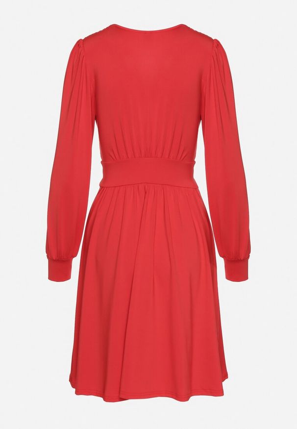 Born2be - Czerwona Rozkloszowana Sukienka z Wiskozą Selithiel. Okazja: na ślub cywilny, na wesele, na imprezę. Typ kołnierza: dekolt w serek. Kolor: czerwony. Materiał: wiskoza. Styl: elegancki