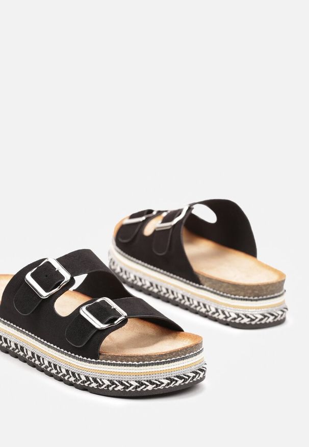 Born2be - Czarne Klapki na Grubej Podeszwie w Stylu Boho z Regulowanymi Klamrami Illestra. Okazja: na co dzień. Nosek buta: otwarty. Kolor: czarny. Wzór: aplikacja. Styl: boho