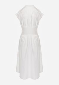 Born2be - Biała Sukienka Koszulowa z Modelującym Przeszyciem ze Sprzączkami w Talii Puresa. Okazja: na co dzień, do pracy, na spotkanie biznesowe. Kolor: biały. Typ sukienki: koszulowe. Styl: casual, biznesowy #8