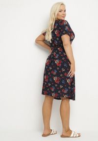 Born2be - Granatowo-Czerwona Rozkloszowana Sukienka w Kwiatowy Wzór Lumilisse. Okazja: na co dzień, na spacer. Kolor: niebieski. Wzór: kwiaty. Styl: klasyczny, elegancki, casual
