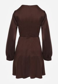 Renee - Brązowa Bawełniana Sukienka VICES z Satyny z Kopertowym Dekoltem Cunelia. Okazja: na co dzień. Typ kołnierza: dekolt kopertowy. Kolor: brązowy. Materiał: satyna, bawełna. Długość rękawa: długi rękaw. Typ sukienki: kopertowe. Styl: casual, elegancki #5