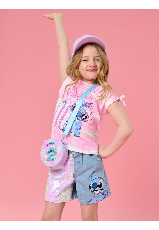 Sinsay - Jeansowe szorty z cekinami i nadrukiem Stitch - niebieski. Kolor: niebieski. Materiał: jeans. Wzór: nadruk