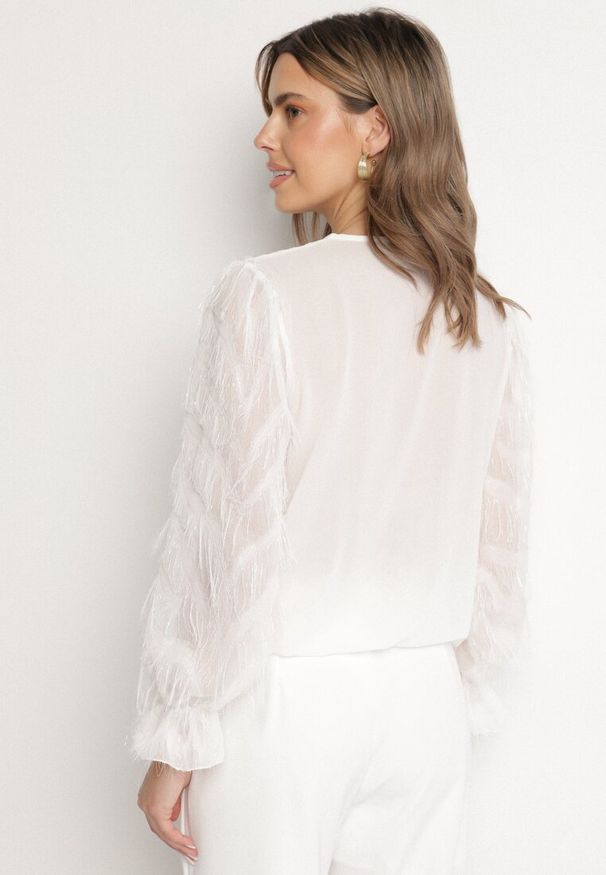 Born2be - Biała Bluzka z Kopertowym Dekoltem i Metaliczną Nicią Friliene. Kolor: biały. Styl: elegancki