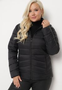 Born2be - Czarna Kurtka z Odpinanym Kapturem Ozdobiona Pikowaniem Etinitha. Okazja: na co dzień, na spotkanie biznesowe, do pracy. Kolor: czarny. Materiał: jeans. Wzór: aplikacja. Sezon: zima. Styl: biznesowy, klasyczny, casual #3