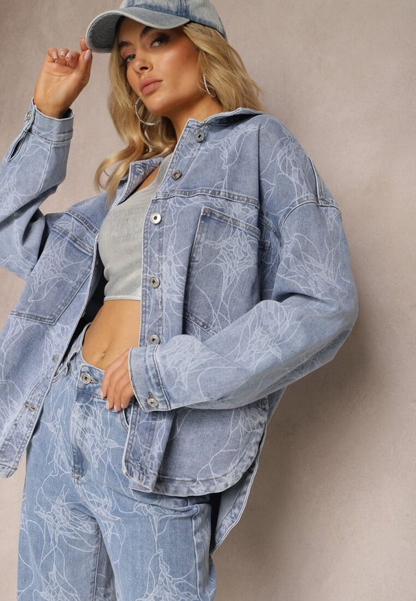 Renee - Jasnoniebieska Jeansowa Kurtka Oversize w Abstrakcyjny Wzór Aelritha. Okazja: na co dzień, na spacer. Kolor: niebieski. Materiał: jeans. Długość rękawa: długi rękaw. Długość: długie. Styl: elegancki, casual