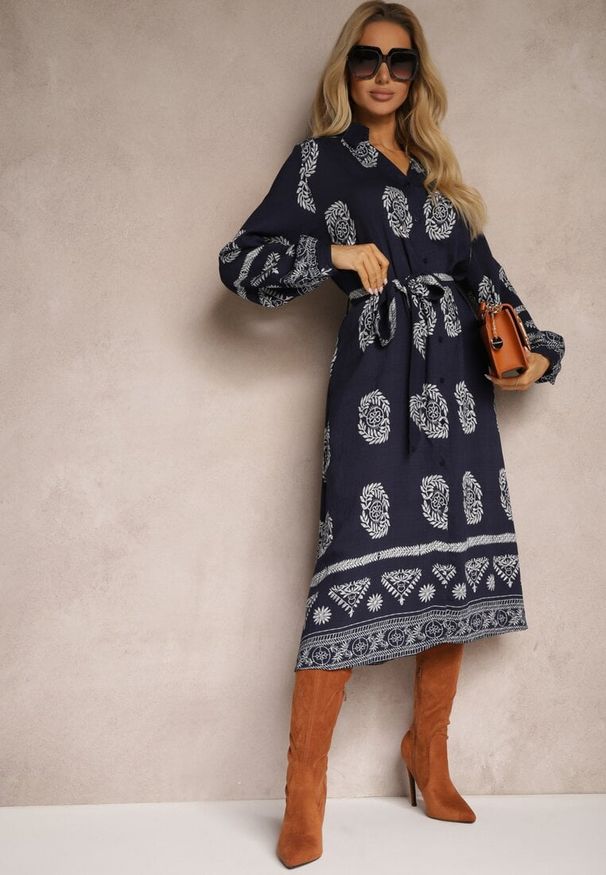 Renee - Granatowa Sukienka Koszulowa Wiązana w Pasie w Stylu Boho Rorisha. Kolor: niebieski. Materiał: tkanina. Typ sukienki: koszulowe. Styl: boho