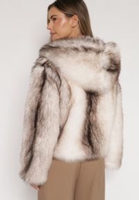 Born2be - Jasnobeżowa Futrzana Kurtka z Nieodpinanym Kapturem Tusarea. Kolor: beżowy. Materiał: futro. Styl: elegancki #3