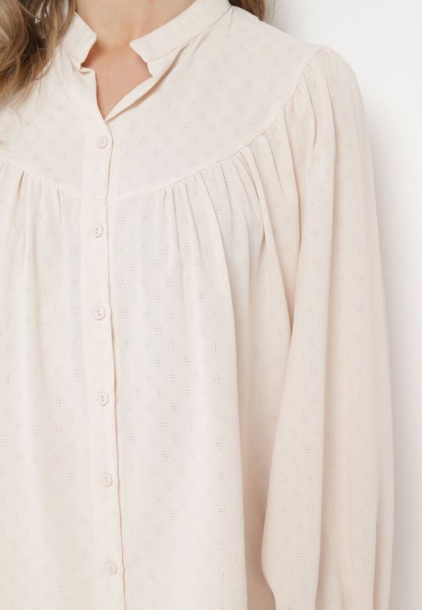 Born2be - Jasnobeżowa Koszula ze Stójką z Lekko Bufiastymi Rękawami Himastia. Typ kołnierza: kołnierzyk stójkowy. Kolor: beżowy. Materiał: jeans. Styl: klasyczny, elegancki