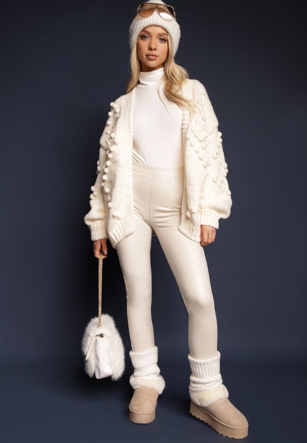 Renee - Beżowy Niezapinany Kardigan z Ozdobnymi Pomponami Besinia. Okazja: na co dzień. Kolor: beżowy. Materiał: wiskoza, jeans, wełna. Styl: casual, elegancki