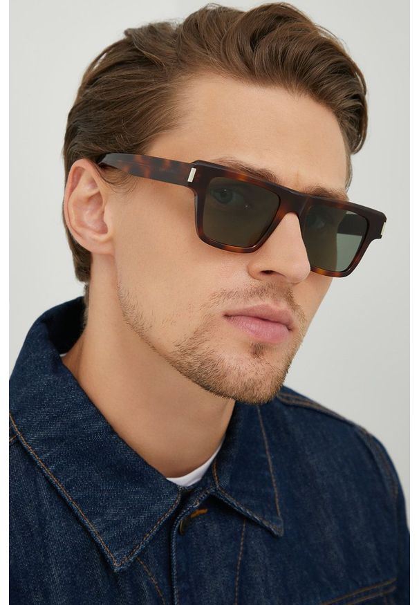 SAINT LAURENT - Saint Laurent okulary przeciwsłoneczne męskie kolor brązowy. Kształt: prostokątne. Kolor: brązowy. Wzór: geometria