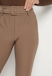 Born2be - Ciemnobeżowe Spodnie z Paskiem z Klamrą Falindea. Okazja: na co dzień. Kolor: beżowy. Styl: casual, sportowy #3