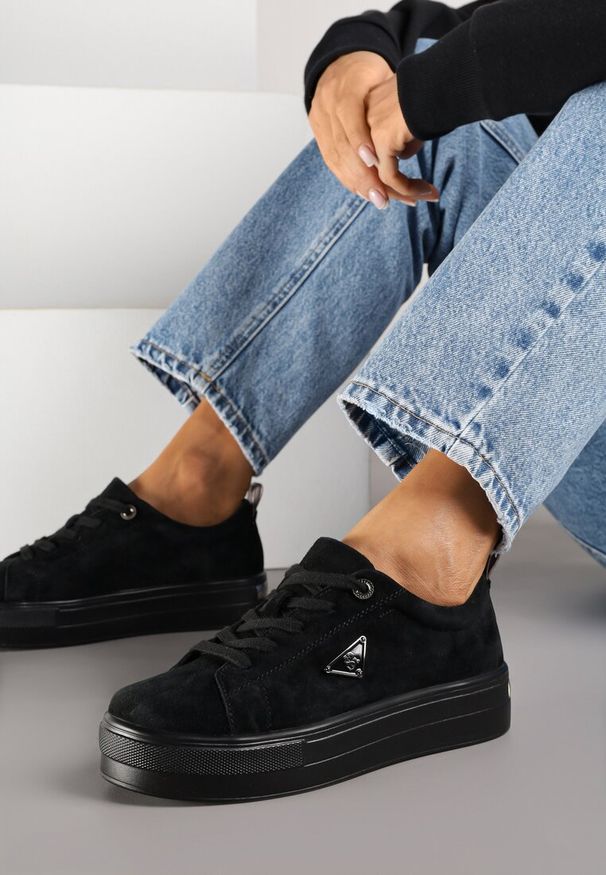 Born2be - Czarne Zamszowe Sneakersy na Grubej Podeszwie z Metaliczną Ozdobą Messle. Okazja: na co dzień. Kolor: czarny. Materiał: zamsz. Wzór: aplikacja