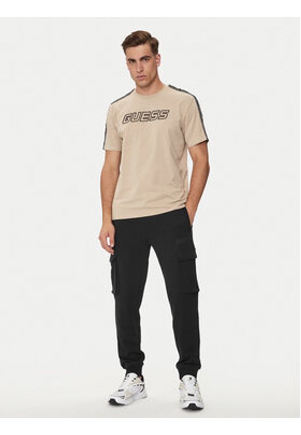 Guess Spodnie dresowe Aldwin Z4YB08 KAIJ1 Czarny Regular Fit. Kolor: czarny. Materiał: bawełna