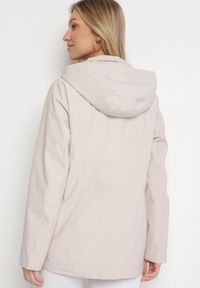 Born2be - Jasnobeżowa Kurtka Typu Wiatrówka z Odpinanym Kapturem Ndivoria. Okazja: na co dzień, na spacer. Kolor: beżowy. Materiał: jeans. Styl: casual, sportowy #5