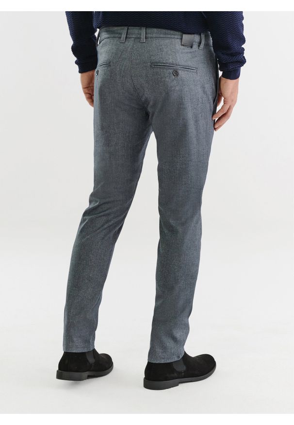 Pako Lorente - PAKO LORENTE – Granatowe casualowe spodnie męskie. Okazja: na co dzień. Kolor: niebieski. Materiał: poliester, elastan, wiskoza. Wzór: gładki. Styl: casual