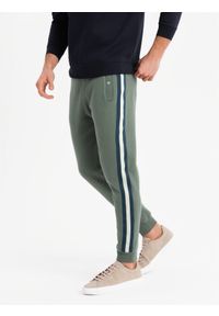 Ombre Clothing - Męskie dresowe spodnie z lampasami i ściągaczami na nogawkach – oliwkowe V2 OM-PASK-0258 - XXL. Kolor: oliwkowy. Materiał: dresówka. Wzór: aplikacja, kolorowy. Styl: retro, elegancki