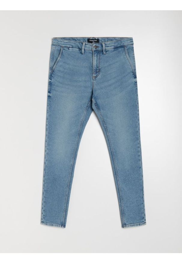 Sinsay - Jeansy chino slim fit - niebieski. Kolor: niebieski. Materiał: jeans