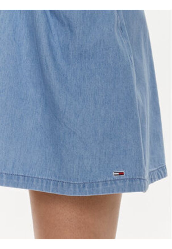 Tommy Jeans Spódnica jeansowa Chambray DW0DW17440 Niebieski Regular Fit. Kolor: niebieski. Materiał: bawełna