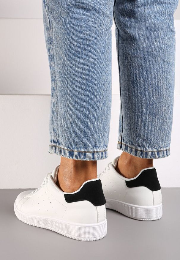 Born2be - Biało-Czarne Płaskie Klasyczne Sneakersy Zeniefra. Nosek buta: okrągły. Zapięcie: sznurówki. Kolor: biały. Materiał: materiał. Obcas: na obcasie. Wysokość obcasa: niski