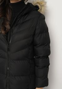 Born2be - Czarna Kurtka Pikowana Mocno Ocieplana z Kapturem z Futerkiem Gelirra. Okazja: na co dzień. Typ kołnierza: kaptur. Kolor: czarny. Materiał: futro. Długość rękawa: długi rękaw. Długość: długie. Styl: casual, elegancki #6