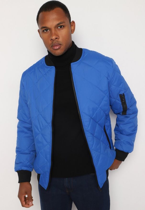 Born2be - Niebieska Kurtka Bomberka z Pikowanym Wzorem Nevelania. Kolor: niebieski. Styl: elegancki, sportowy