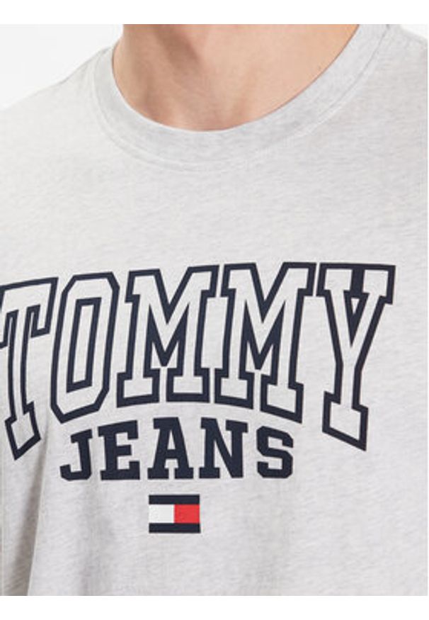 Tommy Jeans T-Shirt Entry Graphic DM0DM16831 Szary Regular Fit. Kolor: szary. Materiał: bawełna