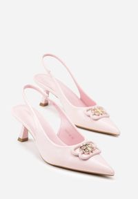 Renee - Różowe Sandały Vices na Kaczuszce Typu Slingback Ozdobione Metaliczną Aplikacją Lilarunea. Okazja: na co dzień. Kolor: różowy. Materiał: jeans. Wzór: aplikacja. Sezon: lato. Obcas: na szpilce. Styl: elegancki, casual