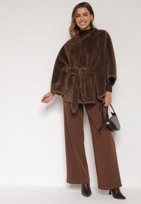 Born2be - Brązowe Ponczo z Futerkiem i Wiązanym Paskiem Monalena. Okazja: do pracy, na co dzień, na spotkanie biznesowe. Kolor: brązowy. Materiał: futro. Styl: casual, elegancki, biznesowy #5