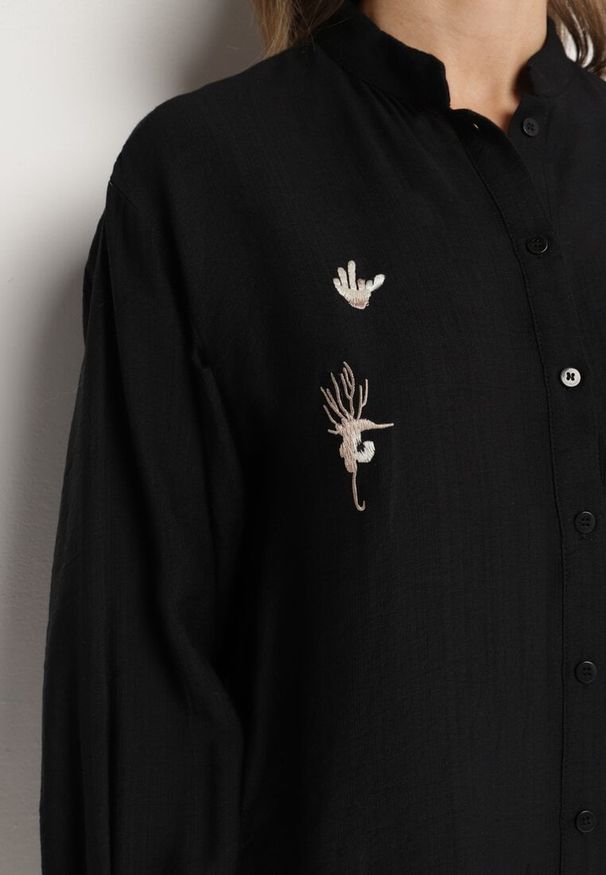 Born2be - Czarna Koszula z Wiskozą o Klasycznym Kroju Zdobiona Haftem Korilene. Okazja: na spotkanie biznesowe. Typ kołnierza: kołnierzyk klasyczny. Kolor: czarny. Materiał: wiskoza. Długość rękawa: długi rękaw. Długość: długie. Wzór: haft, aplikacja. Styl: klasyczny