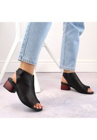 Skórzane komfortowe sandały damskie na obcasie na rzep Remonte R8770-01 czarne. Zapięcie: rzepy. Kolor: czarny. Materiał: skóra. Obcas: na obcasie. Wysokość obcasa: średni #2