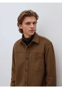 Reserved - Koszula regular z imitacji zamszu - brązowy. Kolor: brązowy. Materiał: zamsz #1