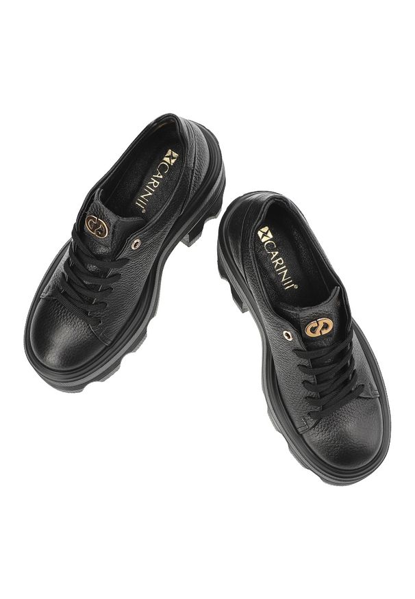 Czarne Sneakersy Carinii Skórzane Obuwie Damskie Na Obcasie. Okazja: na co dzień. Kolor: czarny. Materiał: skóra. Obcas: na obcasie. Styl: casual. Wysokość obcasa: średni