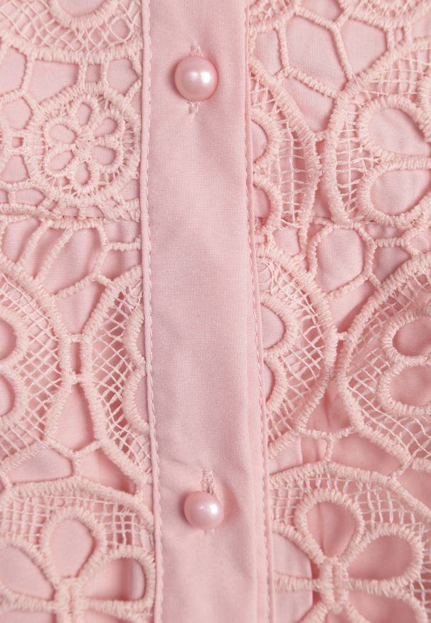 Renee - Różowa Rozkloszowana Midi Sukienka Ozdobiona Koronką z Paskiem w Talii Sailla. Okazja: na uczelnię, do pracy, na spotkanie biznesowe. Kolor: różowy. Materiał: koronka. Wzór: aplikacja, koronka. Sezon: jesień, zima. Typ sukienki: rozkloszowane. Styl: biznesowy. Długość: midi