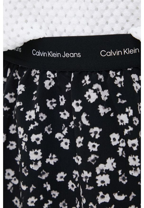 Calvin Klein Jeans spódnica kolor czarny mini rozkloszowana. Kolor: czarny. Materiał: tkanina. Wzór: gładki