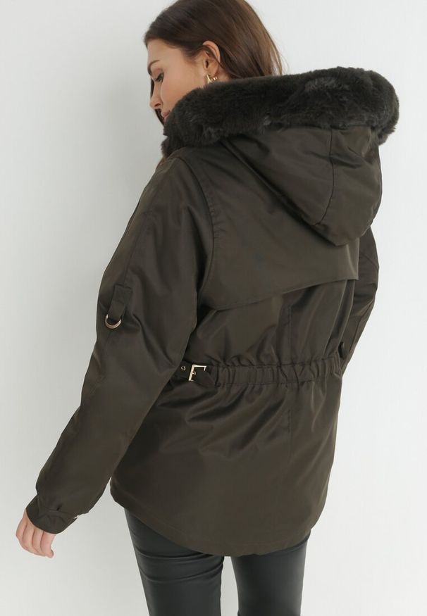 Born2be - Ciemnozielona Kurtka Nylonowa Parka z Odpinanym Futerkiem Beaten. Kolor: zielony. Materiał: nylon, futro. Wzór: aplikacja, paski
