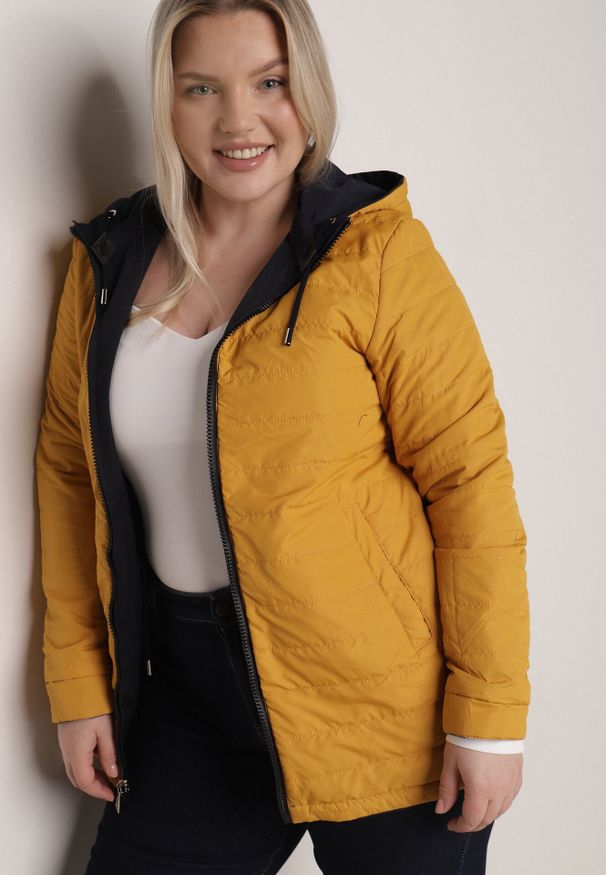 Born2be - Granatowo-Żółta Przejściowa Kurtka Dwustronna o Kroju Parki z Pikowaniem Wewnątrz Zidelle. Typ kołnierza: kaptur. Kolor: niebieski. Materiał: poliester, jeans. Styl: sportowy