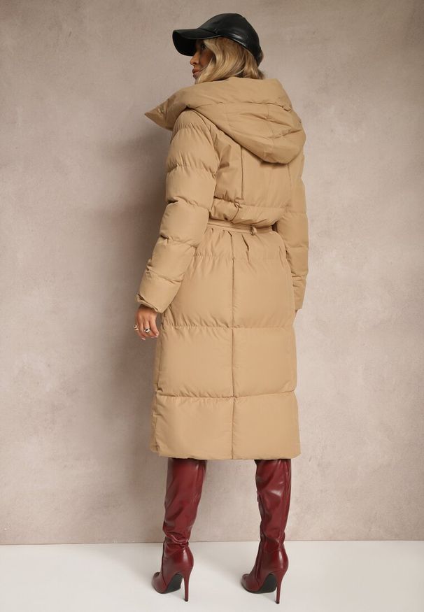 Renee - Ciemnobeżowa Długa Kurtka z Pikowanymi Przeszyciami Kapturem i Wiązanym Paskiem Zalirra. Okazja: na co dzień. Kolor: beżowy. Materiał: dzianina, jeans. Długość: długie. Styl: casual, elegancki