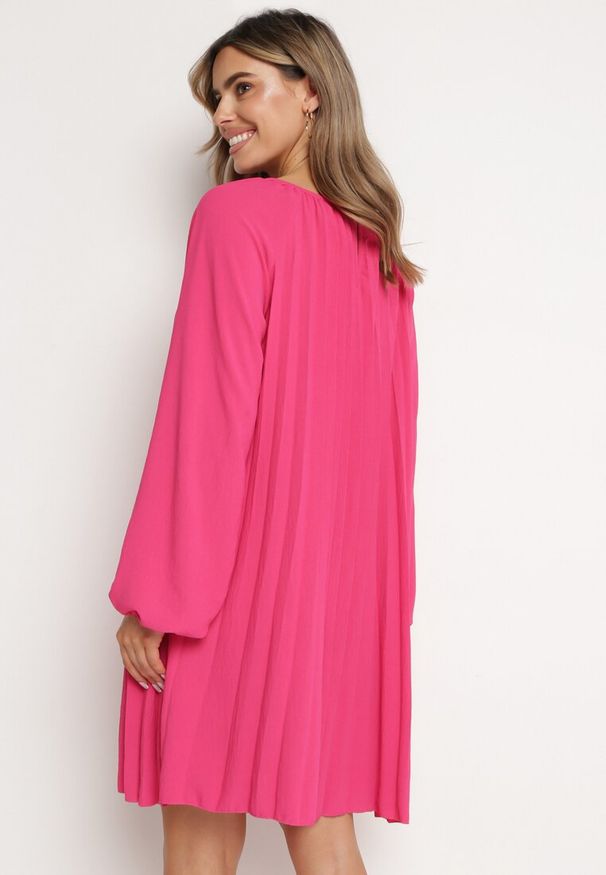 Born2be - Fuksjowa Plisowana Sukienka z Bufiastymi Rękawami Perlase. Okazja: na co dzień. Kolor: różowy. Styl: elegancki, casual, klasyczny