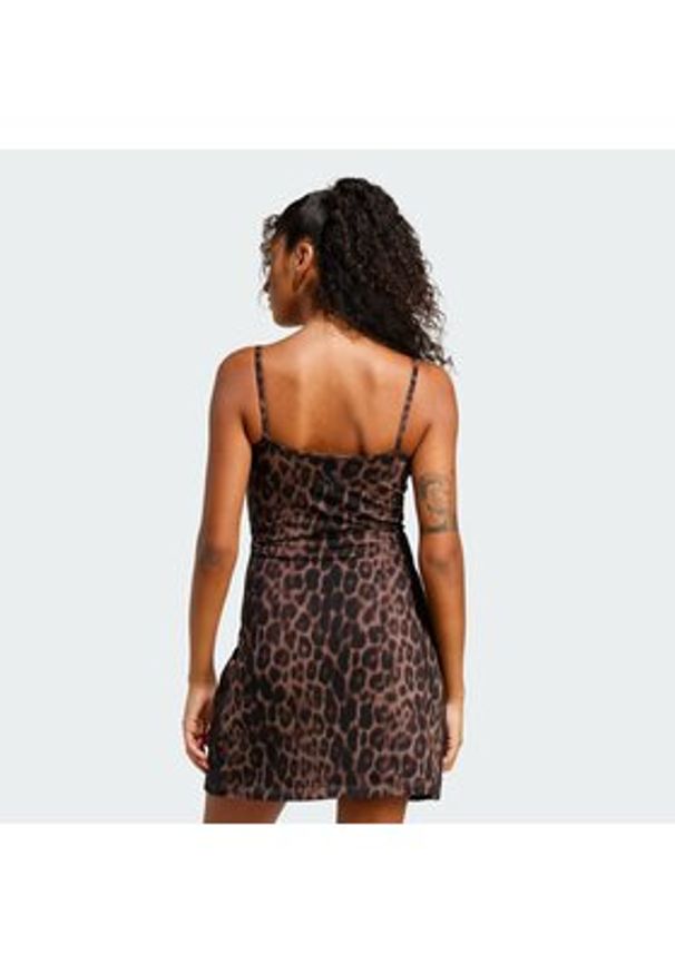 Adidas - adidas Sukienka codzienna Seasonal Essentials Leopard Print JZ0204 Brązowy Slim Fit. Okazja: na co dzień. Kolor: brązowy. Materiał: bawełna. Wzór: nadruk. Typ sukienki: proste. Styl: casual