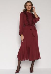 Born2be - Bordowa Elegancka Sukienka z Bufiastymi Rękawami i Koronkowymi Falbankami Sewlina. Okazja: do pracy, na co dzień. Typ kołnierza: kołnierz z falbankami. Kolor: czerwony. Materiał: koronka. Styl: elegancki #1