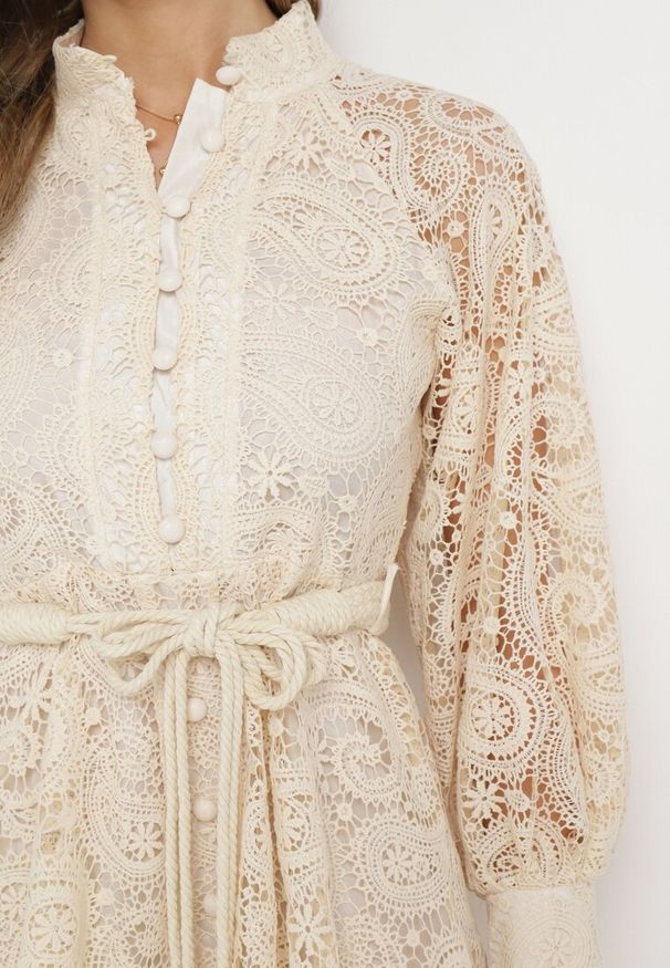 Born2be - Jasnobeżowa Sukienka Rhenitrite. Kolor: beżowy. Materiał: koronka. Wzór: aplikacja. Sezon: lato. Typ sukienki: rozkloszowane. Styl: klasyczny. Długość: mini