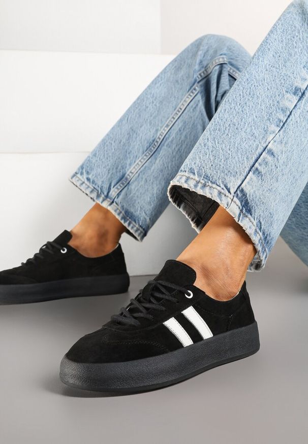 Renee - Czarne Sneakersy Klasyczne Tenisówki ze Skóry Naturalnej Alotia. Okazja: na co dzień, do pracy, na spotkanie biznesowe. Nosek buta: okrągły. Zapięcie: sznurówki. Kolor: czarny. Materiał: skóra. Szerokość cholewki: normalna. Obcas: na obcasie. Wysokość obcasa: niski