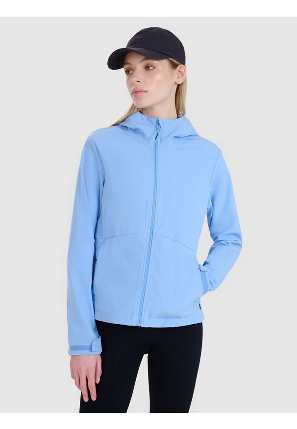 4f - Kurtka softshell wiatroodporna membrana 5000 damska - granatowa. Typ kołnierza: kaptur. Kolor: niebieski. Materiał: softshell. Technologia: Windstopper. Sezon: zima