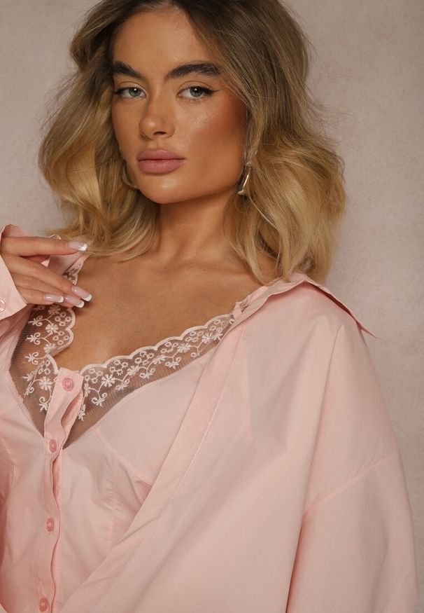 Renee - Różowa 2w1 Koszula z Bawełny i Top na Ramiączkach z Koronką Telowena. Okazja: na co dzień. Typ kołnierza: kołnierzyk klasyczny. Kolor: różowy. Materiał: bawełna, koronka. Długość rękawa: na ramiączkach. Długość: długie. Wzór: koronka. Styl: casual, klasyczny