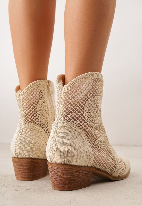 Renee - Beżowe Botki Kowbojki VICES na Niskim Stożku z Ażurową Cholewką Azinessa. Okazja: na co dzień. Kolor: beżowy. Materiał: jeans, zamsz. Szerokość cholewki: normalna. Wzór: ażurowy. Obcas: na stożku. Styl: casual. Wysokość obcasa: niski