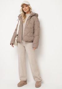 Born2be - Ciemnobeżowa Pikowana Kurtka o Pudełkowym Kroju z Kapturem i Ściągaczami Selizola. Okazja: na spacer. Typ kołnierza: kaptur. Kolor: beżowy. Materiał: skóra, jeans. Styl: sportowy #5